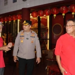Kapolres Gresik, AKBP Ramadhan Nasution (tengah), saat berkunjung di Klenteng Kim Hin Kiong TITD. Foto: Ist