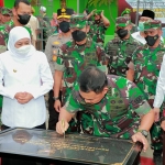 KSAD, Jenderal TNI Dudung Abdurachman, saat menandatangani prasasti Revitalisasi Cagar Budaya Makam Auliya