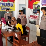 Suasana saat vaksinasi Covid-19 di Balai Desa Bandaran, Kecamatan Tlanakan, Kabupaten Pamekasan. 