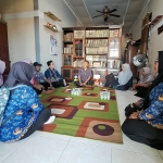 Tim penjangkauan KBPPPA Gresik  saat bertemu pengurus  Ponpes Al-Amin. foto: ist.
