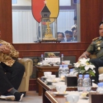 Ketua Bawaslu Jatim Moh. Amin saat bertemu dengan Pangdam V/Brawijaya Mayjen TNI Wisnoe, P. B.