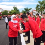Tim Ekspedisi 77 Gunung Arjuno diberangkatkan oleh Gubernur Jawa Timur Khofifah Indar Parawansa dari halaman Gedung Negara Grahadi, Surabaya, Senin (15/8/2022).