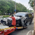 Mobil Dinas PUPR Bangkalan yang ringsek usai terlibat kecelakaan.