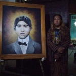 Pelukis asal Blitar, Sonny Yuliono, dan lukisan Bunga Karno yang selesai dalam satu malam. Foto: Ist