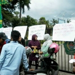 Poster yang ditempel di pagar Monumen Arek Lancor. foto: ERRI SUGIANTO/ BANGSAONLINE