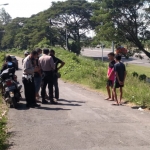 Polisi saat melakukan olah TKP di lokasi kejadian, Desa Jumputrejo, Kecamatan Sukodono.