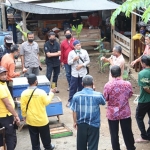 Rombongan studi banding dari Kementerian Lingkungan Hidup dan Kehutanan Balai Perhutanan Sosial dan Kemitraan Lingkungan Wilayah Kalimantan saat berada di Sentra Ternak Lebah Madu di Sumberpodang. (kominfo)