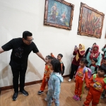 Pj Wali Kota Mojokerto, Moh Ali Kuncoro saat menyambut anak-anak di Balai Kota Mojokerto