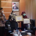 Bupati Sumenep, Ahmad Fauzi, saat menerima penghargaan Anugerah Parahita Ekapraya Tingkat Madya.