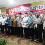 POSE BERSAMA: Pengurus RKIH Sidoarjo bersama Ketua Umum DPN RKIH Kris Budiharjo dan Wabup Sidoarjo H Nur Ahmad Syaifuddin usai pelantikan, di Hotel The Sun, Jumat (18/11). foto: mustain/ bangsaonline