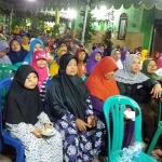 Ribuan warga Sarirogo Sidoarjo Jawa Timur saat mendengarkan pidato Dr KH Asep Saifuddin Chalim, MA dalam acara konsolidasi pemenangan Khofifah-Emil di Sarirogo Sidoarjo Jawa Timur, Selasa malam (20/3/2018). Foto bangsaonline.com 