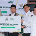 Wali Kota Pasuruan saat menyalurkan bantuan bedah secara simbolis ke keluarga penerima manfaat.
