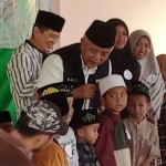 Bupati Malang, Sanusi saat memberikan hadiah ke anak yatim di Pendopo Kecamatan Karangploso, Malang, Jumat (7/4/2023)