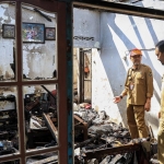 Rumah Marsiyana Kasiyatun yang terbakar saat dikunjungi petugas. Foto: Ist.