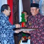 LANGGANAN: Bupati Lamongan, Fadeli, saat menerima penghargaan K3 dari Gubernur Soekarwo.