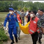 Petugas gabungan saat mengevakuasi mayat tanpa identitas di perairan laut Camplong.