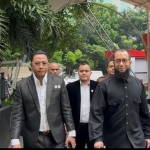 Khalid Zeed Abdullah Basalamah saat  mendatangiGedung Merah Putih KPK Jalan Kuningan Jakarta, Selasa (9/9/2025). Foto: CNN