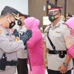 Kapolres Gresik AKBP Muchamad Nur Azis memberikan ucapan selamat kepada pejabat yang baru dilantik. foto: ist.