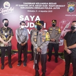 Vaksinasi Keluarga Besar PT Santos Jaya Abadi dan Masyarakat Kerja Sama dengan Polda Jatim. (foto: ist)