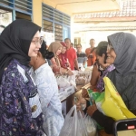 Wali Kota Kediri Vinanda Prameswati saat berbincang dengan salah satu warga yang berbelanja di GPM. Foto: Ist.