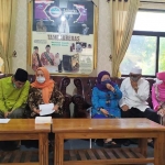 Keluarga Besar Kiai Abdul Wahab Chasbullah saat konferensi pers. (foto: ist).