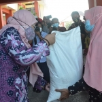 Wabup Sumenep Dewi Khalifah secara simbolis menyerahkan bantuan beras untuk masyarakat terdampak PPKM Covid-19. (foto: ist)