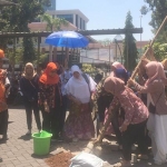 Calon Yudisiawan Fakultas Ilmu Sosial dan Ilmu Budaya (FISIB) UTM melakukan penanaman pohon Ketapang Kencana di halaman depan RKBE.