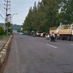 Deretan truk parkir di sepanjang Jalan Tri Dharma, Gresik. Foto: SYUHUD/ BANGSAONLINE