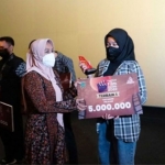 Wali Kota Mojokerto, Ika Puspitasari, saat memberikan hadiah kepada pemenang Festival Film Pendek.