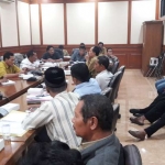 Suasan hearing Komisi I DPRD Gresik terkait P3D Ambeng-ambeng Duduksampeyan. Foto: SYUHUD A/BANGSAONLINE

