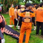 Para anggota BPBD Jombang saat melakukan evakuasi korban tenggelam.