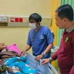 Tim Dokkes Polres Gresik saat membawa Rudiono (69) yang sedang sakit ke RSUD Ibnu Sina. Foto: Ist