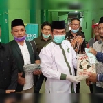 Bacabup Fandi Akmad Yani (kiri) dan Moh. Qosim (kanan) saat berbagi sembako dampak pandemi Covid-19 kepada sopir angkot di DPC PKB beberapa waktu lalu. foto: SYUHUD/ BANGSAONLINE