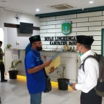 Sejumlah warga yang tinggal di sekitar lokasi TPA Wonokerto, saat mendatangi kantor DLH Pasuruan.