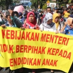 Aksi demo yang dilakukan warga menuntut penghapusan sistem zonasi di depan Gedung Negara Grahadi, Surabaya, Rabu (19/6) kemarin. foto: BBC.com