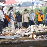 Pj Gubernur Jatim Adhy Karyono saat meninjau salah satu bangunan yang roboh akibat hujan lebat dan angin kencang di Pamekasan, Sabtu (24/2).