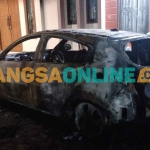 Kerangka mobil korban teror pembakaran. Foto: MUTAMMIM/BANGSAONLINE