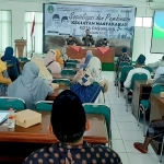 Kabid Dikmas Dispendikbud Kota Pasuruan Zamroni (tengah) diapit dua Anggota DPRD Kota Pasuruan saat kegiatan pembinaan bersama guru ngaji.