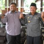 HARMONIS - Bupati Sidoarjo Saiful Ilah (berpeci) bersama Ketua DPC PDIP Sidoarjo Tito Pradopo (paling kanan) dan pengurus DPC PDIP Sidoarjo lainnya, saat di Pendopo Delta Wibawa, Senin (6/4). foto: musta’in/BANGSAONLINE