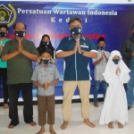 Ketua PWI Kediri Bambang Iswahyoedi (tengah) bersama perwakilan anak-anak yatim piatu dan kaum duafa.