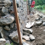 Pembangunan Tembok Penahan Tanah di Desa Jatigunting Kecamatan Wonorejo memanfaatkan dana desa yang lokasinya diduga di luar tanah aset desa.