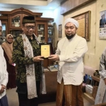 Menko Polhukam Prof Dr Mahfud MD beberapa kali sowan ke KHR Azaim Ibrahimy (kanan) dan KH Afifuddin Muhajir (kiri) yang juga Wakil Rais Aam Syuriah PBNU di Pondok Pesantren Salafiyah Syafiiyah Sukorejo Asembagus Situbondo Jawa Timur. Diantanya pada Senin (16/5/2022). Setelah itu Mahfud MD sowan lagi pada Ahad (3/12/2023).