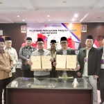 Baznas Jatim bersama Bank UMKM Jawa Timur (BPR Jatim) saat penandatanganan Nota Kesepahaman (MoU) di Kantor BPR Jatim, Rabu (13/8/2025). Foto: Humas Baznas Jatim