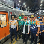 Gubernur Jawa Timur, Khofifah Indar Parawansa memberangkatkan kereta saat memantau arus penumpang Nataru di Stasiun Surabaya Gubeng (foto: Devi Fitri Afriyanti)