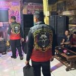 Petugas Turjawali Satsamapta Polres Gresik saat merazia warung penjual miras di Desa Lowayu. Foto: Ist.