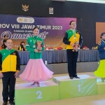 Beatrix Anindita Larasati, Atlet Dance Sport dari Kabupaten Bangkalan, berdiri di podium saat pengalungan medali.