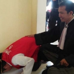 Mbah Parman sujud syukur pasca mendengar keputusan dari Hakim PN Tuban.