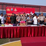 Kapolda Jatim, Irjen Pol Machfud Arifin memberikan press release soal pelaku pemecahan kaca mobil.