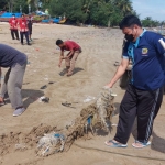 WBP Lapas Tuban saat membersihkan sampah-sampah di Pantai Kelapa.
