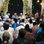 Suasana akad nikah Dzul Azmi Al-Mutawakkil Alallah (Gus Azmi) dengan Siti Hanriyanti (Riri) di aula Pondok Pesantren Amanatul Ummah Surabaya, Jumat (11/11/2022). Foto: bangsaonline.com)
